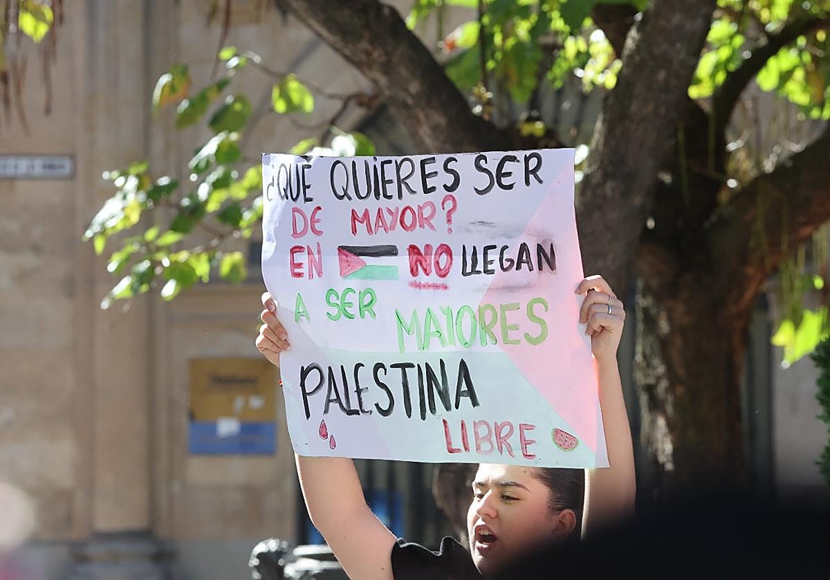 La manifestación de estudiantes en Salamanca a favor de Palestina, en imágenes