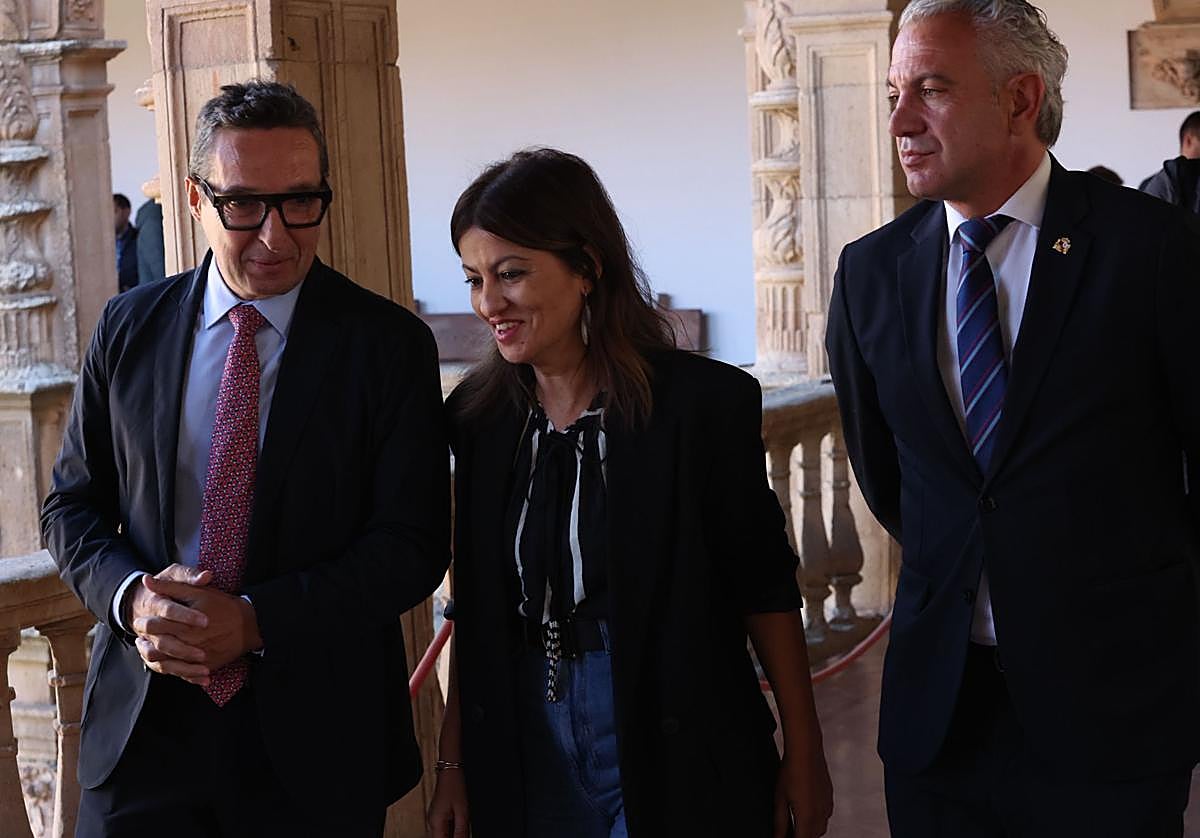 El rector Juan Manuel Corchado junto a la ministra de Juventud e Infancia, Sira Abed Rego.