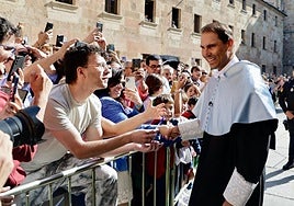 Rafa Nadal saluda a las personas que se acercaron a verle en Salamanca.