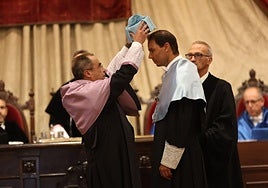 Nadal y el rector, saludando al público.