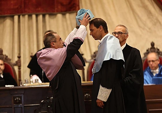 Nadal y el rector, saludando al público.