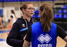 Anna Montañana conversa con una jugadora de Avenida durante un entrenamiento de esta semana.