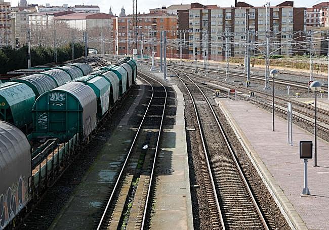 El solar ocupa una franja entre los edificios del paseo de la Estación y las vías del tren.
