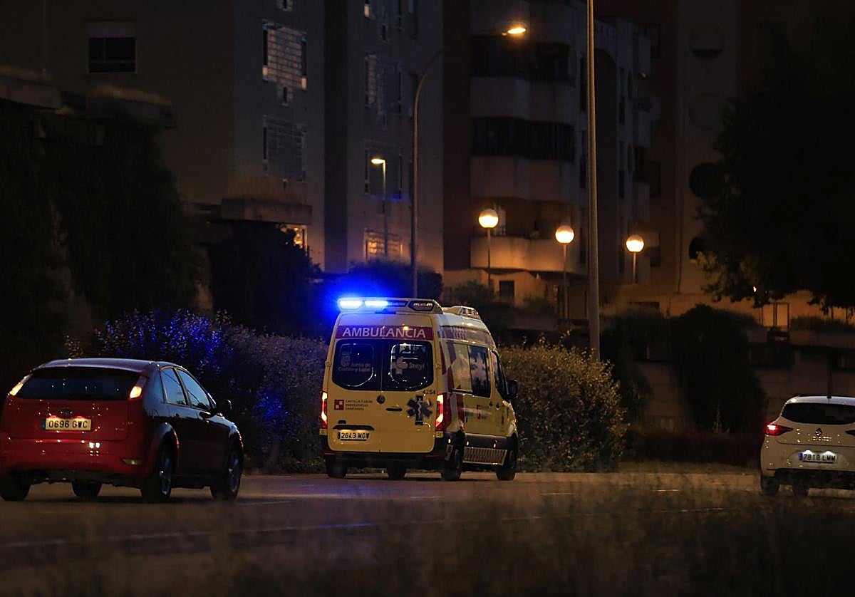 Imagen de archivo de una ambulancia por Salamanca.