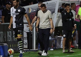 Mario Simón, cabizbajo tras el partido.