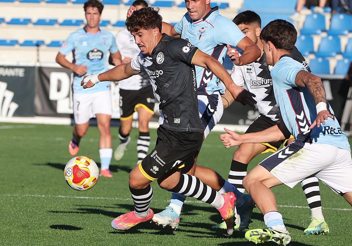 Abde, ante la defensa del Celta B este sábado en Salamanca