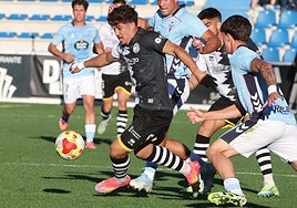 Abde, ante la defensa del Celta B este sábado en Salamanca