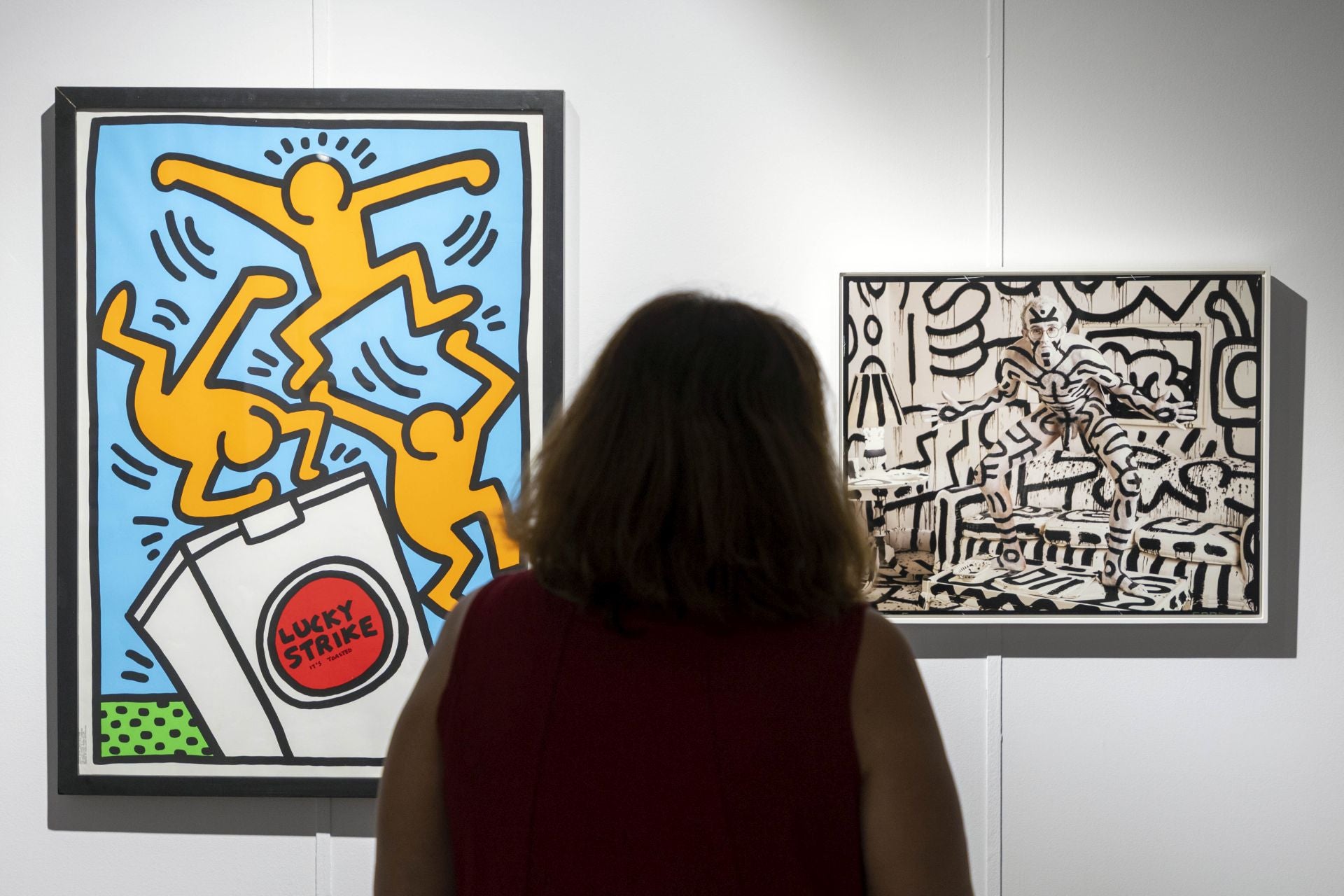 Una visitante observa obras de Keith Haring.
