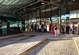 Usuarios de la línea Salamanca-Guijuelo-Béjar en la estación.