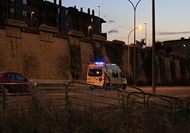 Ambulancia por las calles de Salamanca en una imagen de archivo.