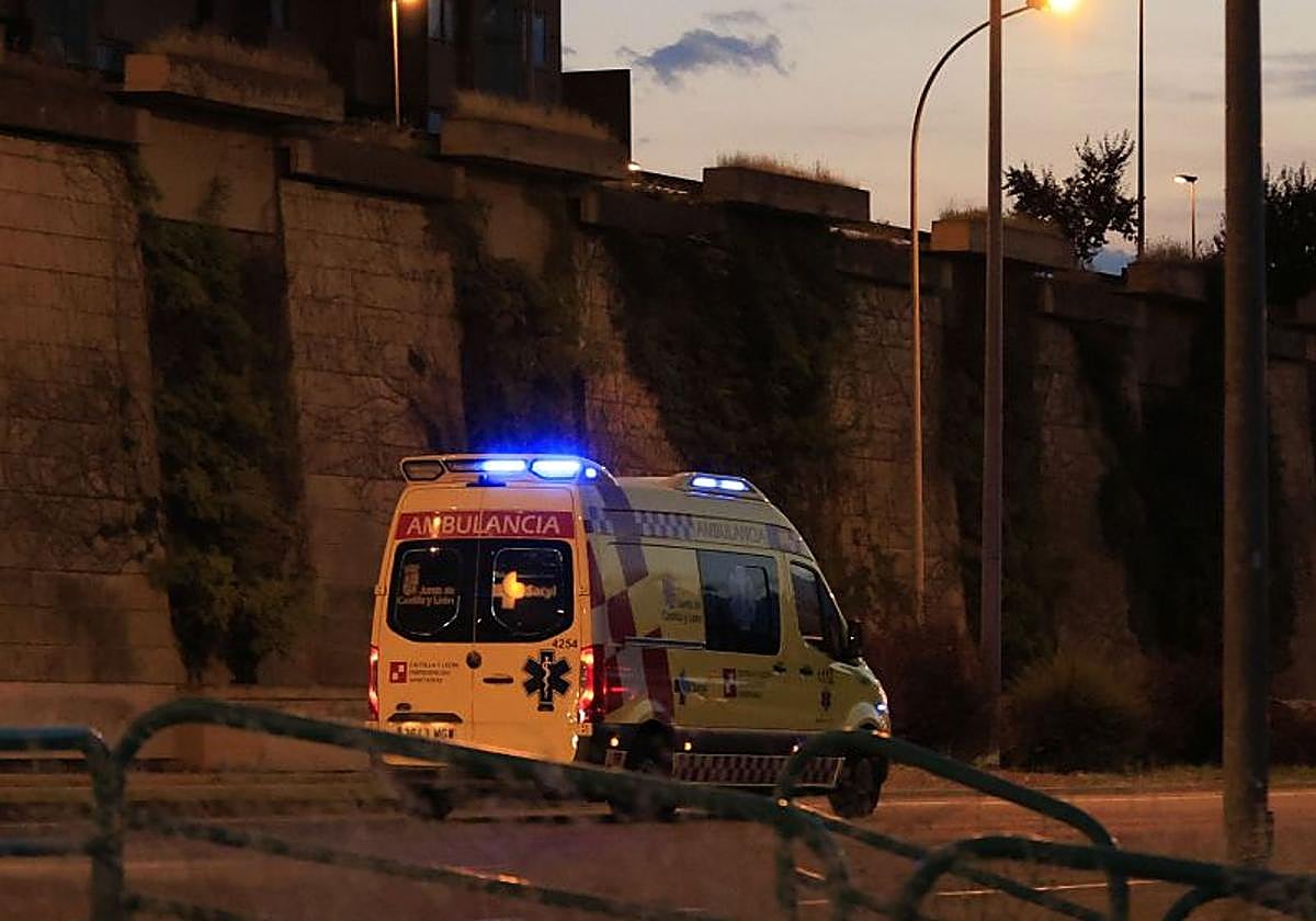 Ambulancia por las calles de Salamanca en una imagen de archivo.