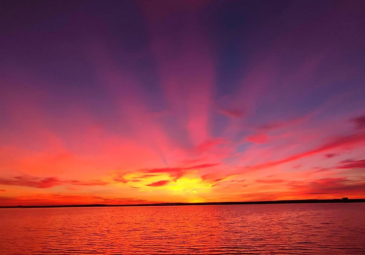 Imagen del atardecer en el Azud de Riolobos.