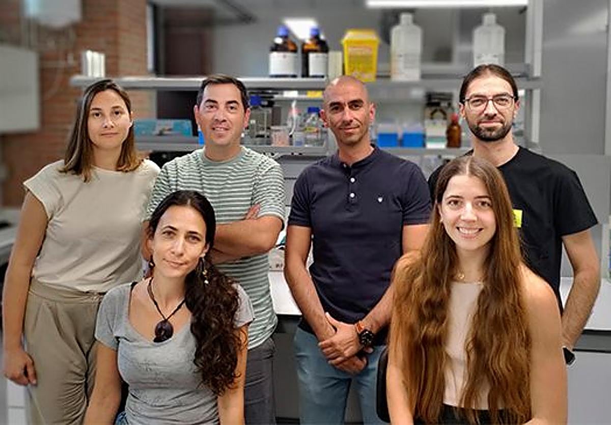 El profesor Raúl Rivas acompañado por el Grupo de Investigación Reconocido Interacciones Microbianas (GIR) y Polifenoles de la Universidad de Salamanca.