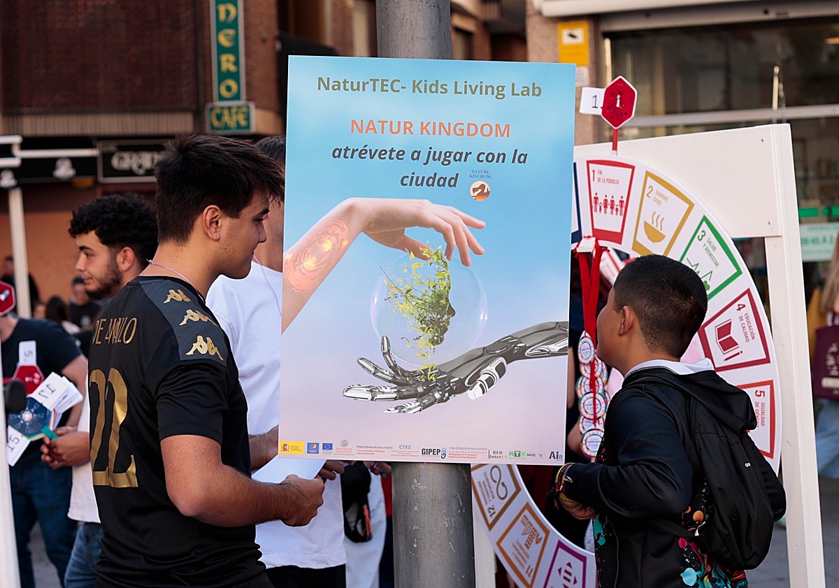 Imagen principal - Una app creada en Salamanca para que los niños vean menos pantallas y vuelvan a la naturaleza