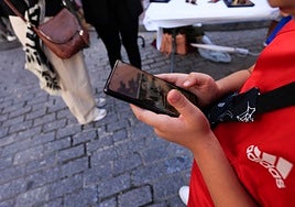 Un niño juega con la app que busca reducir el déficit de naturaleza.