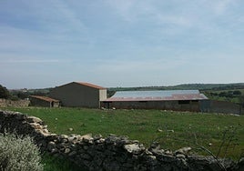 Las naves construidas en la finca donde irá la explotación ganadera.
