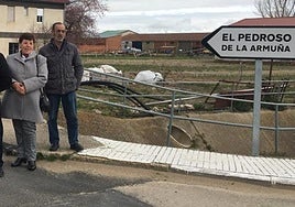 Las autoridades posan en una anterior reparación de la DSA-690 a su paso por El Pedroso de La Armuña.