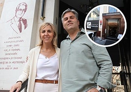 Marisa y Gonzalo Sendín, a las puertas del Mesón de Gonzalo junto a la imagen de su padre.