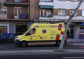 Ambulancia por las calles de Salamanca en una imagen de archivo.