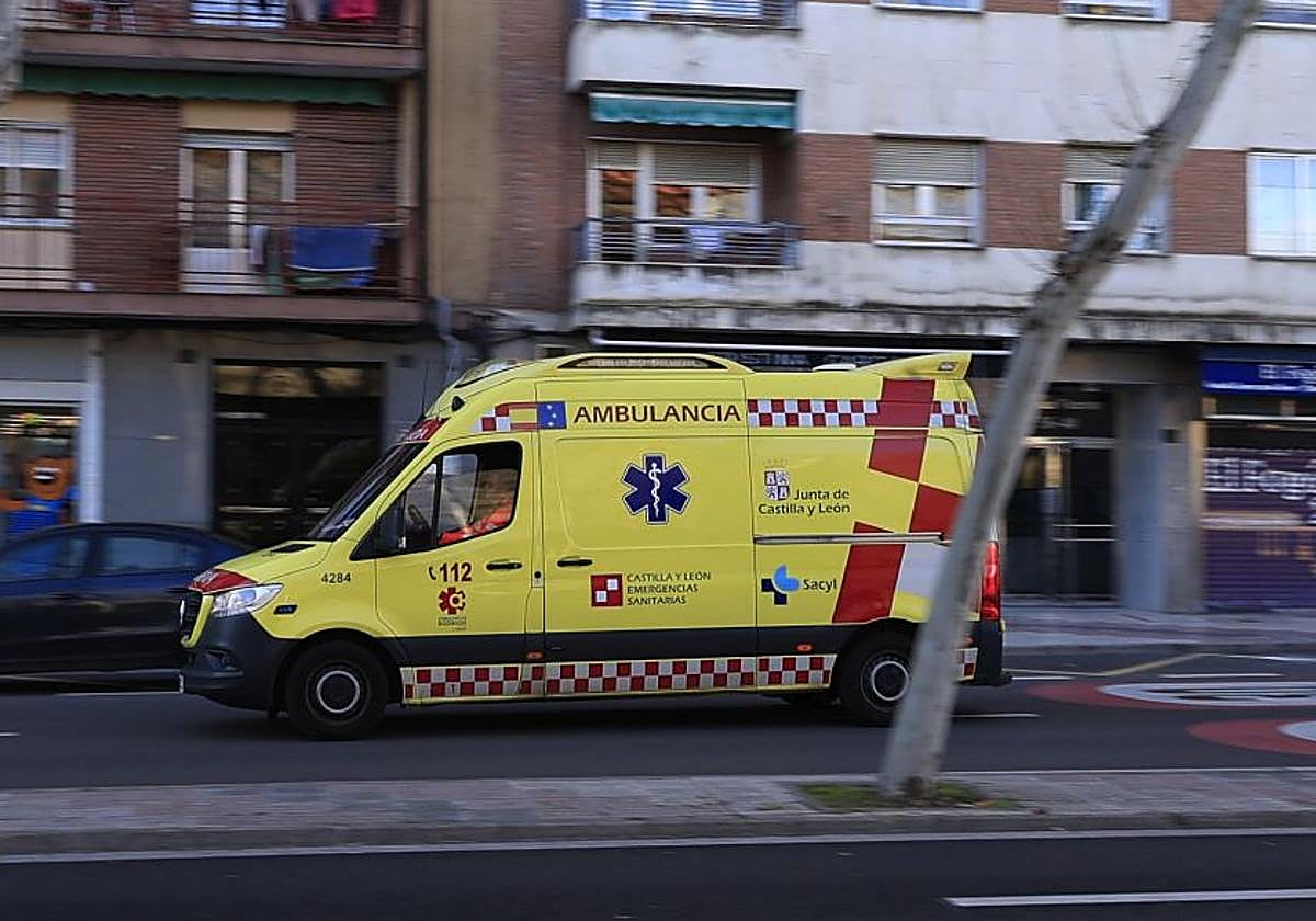 Ambulancia por las calles de Salamanca en una imagen de archivo.