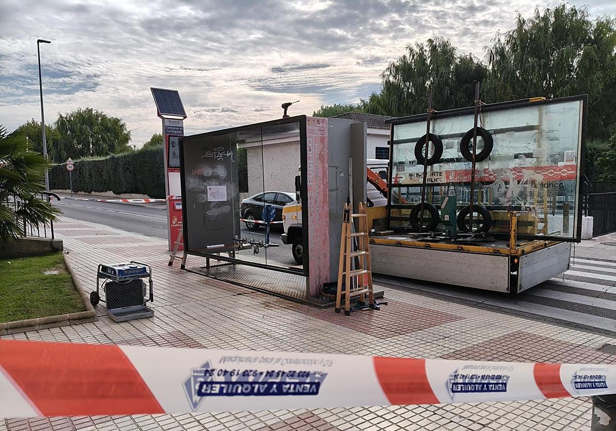 Trabajos de sustitución de los vidrios dañados de una marquesina en Carbajosa.