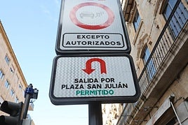 La nueva placa añadida a una de las señales de la ZBE.