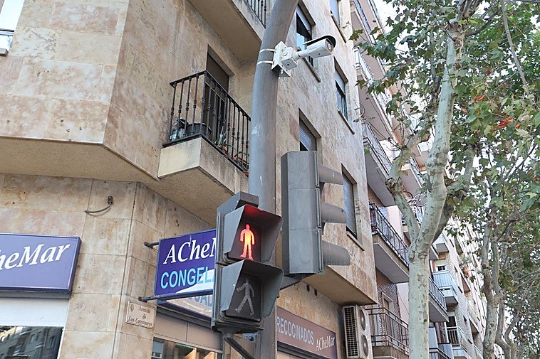 El semáforo de Comuneros, en rojo y con su cámara de proximidad.