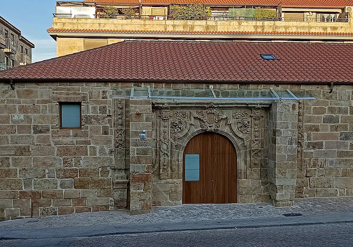 Imagen principal - La antigua capilla de los condenados a muerte en Salamanca que pone a salvo su valiosa fachada barroca