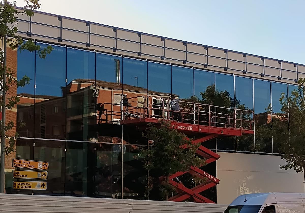 Instalación de la fachada acristalada del edificio.
