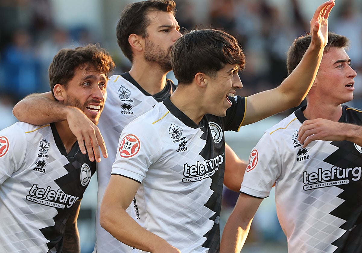 Hugo de Bustos celebra el 2-0 junto a Álvaro Gómez