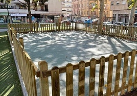 Zona de juegos infantiles de la plaza de Julián Sánchez 'El Charro'.