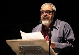 Carlos Aganzo, durante su lectura este domingo en Salamanca