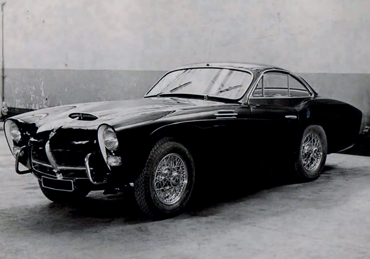 Imagen principal - Una foto original de su época de producción, los tres Pegaso subastados y el ejemplar de Salamanca.