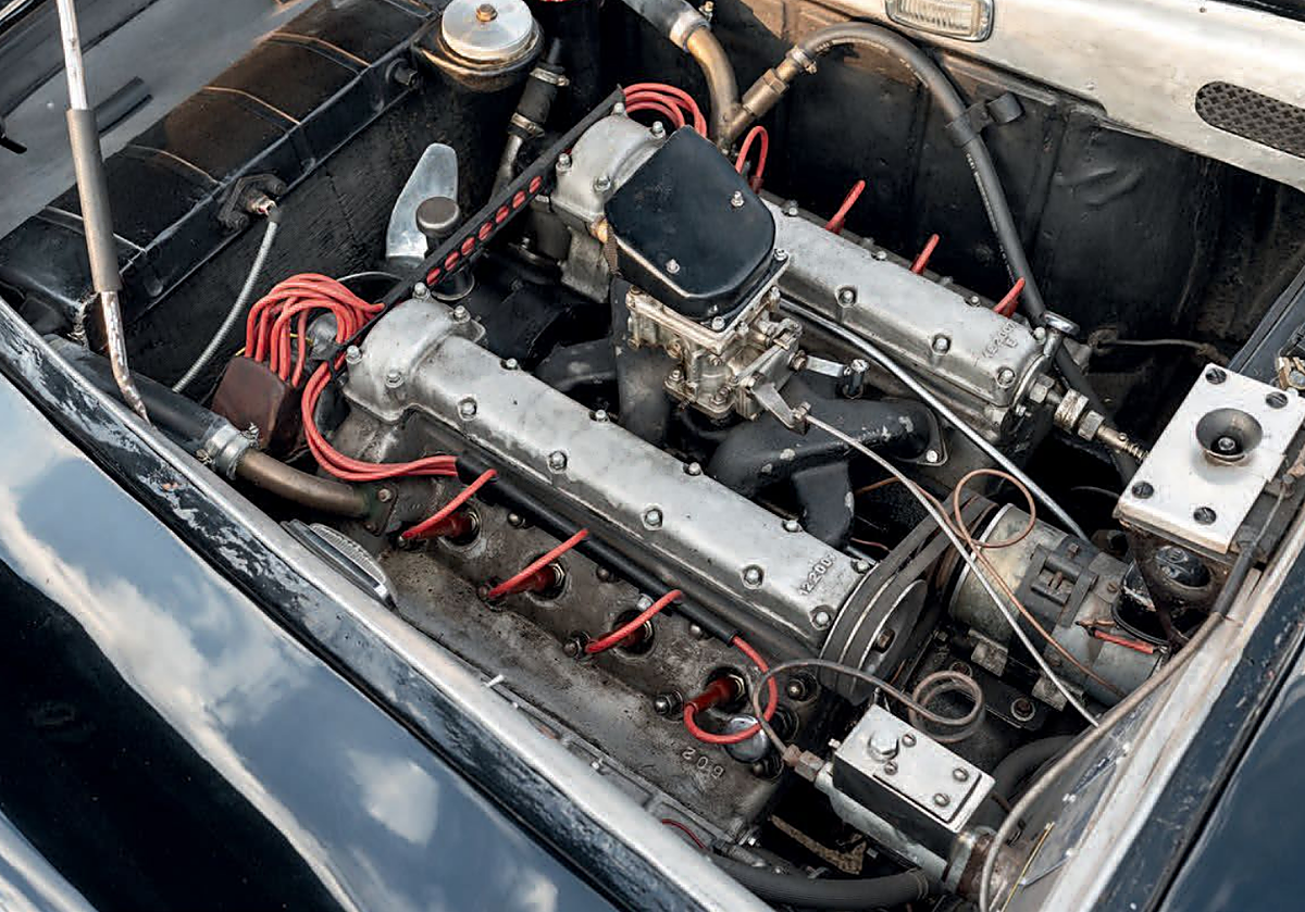 Imagen principal - El motor 3.2, una de las características que hace especial el coche, y su interior totalmente restaurado por su dueño salmantino.