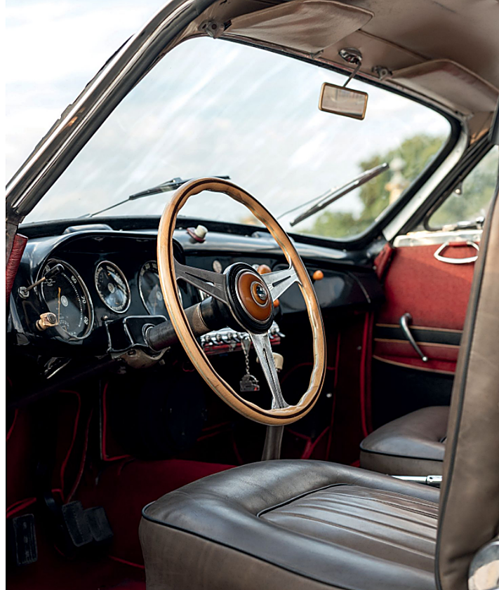 Imagen secundaria 2 - El motor 3.2, una de las características que hace especial el coche, y su interior totalmente restaurado por su dueño salmantino.