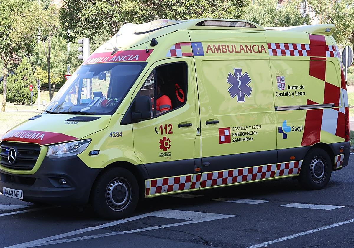 Ambulancia de Sacyl por las calles de Salamanca en una imagen de archivo.