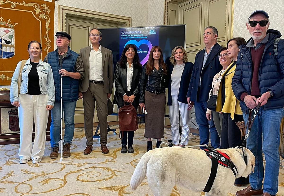 La concejala de Salud Pública, Vega Villar, recibe en el Ayuntamiento de Salamanca a la Asociación Retina Salamanca.