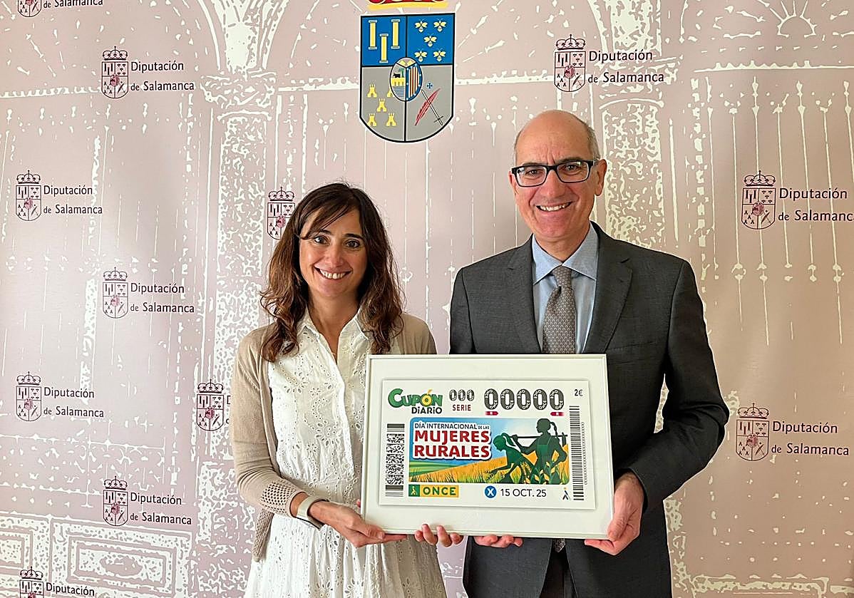 Esther Pérez y Javier Iglesias presentan el cupón en homenaje a las mujeres rurales.