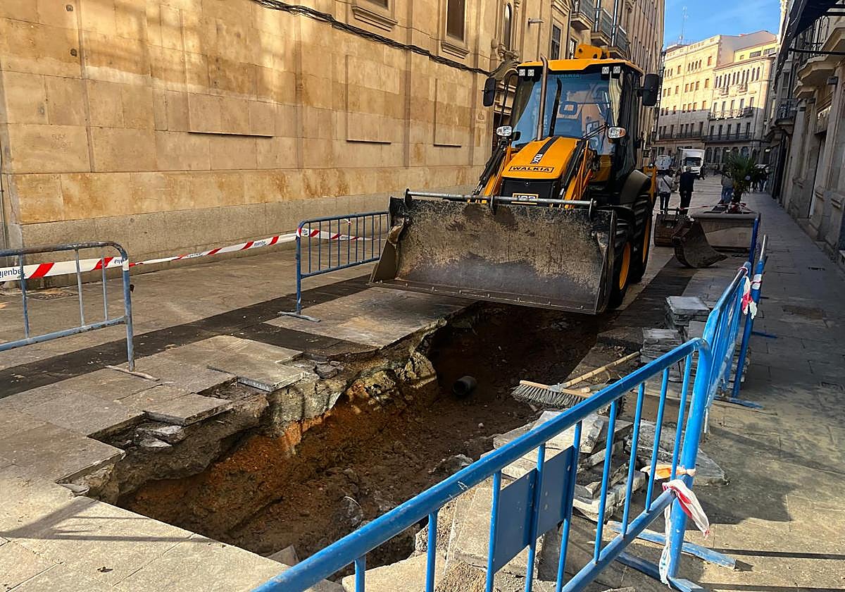 Lugar de la calle Azafranal en la que se ha producida la rotura de la tubería.