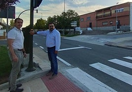 El alcalde y un concejal, junto al nuevo paso peatonal semaforizado de Aldeatejada.