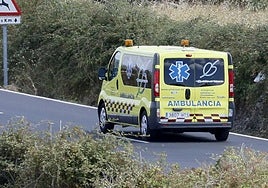 Un ambulancia por la provincia de Salamanca en una imagen de archivo.