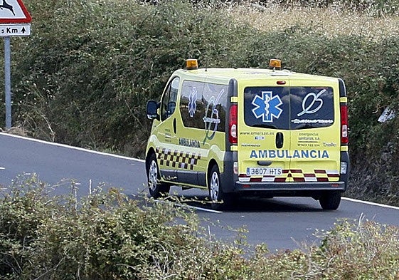 Un ambulancia por la provincia de Salamanca en una imagen de archivo.