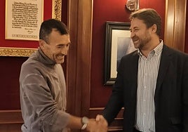 Antonio Cámara, alcalde de Béjar, y Miguel Heras, estrechan sus manos tras el acuerdo para el regreso del deportista bejarano al consistorio textil.