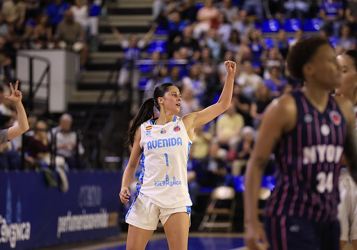 Claudia Soriano celebra una canasta ante Nyon este miércoles