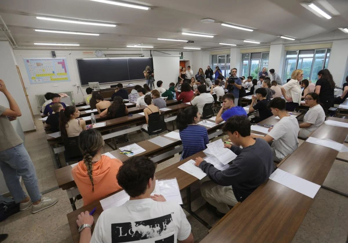 Alumnos el primer día de la PAU en el distrito de Salamanca