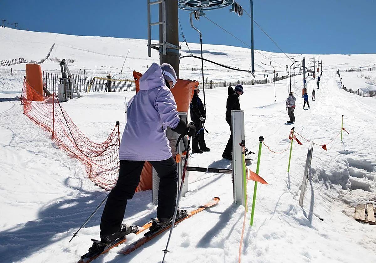 Esquiadores en la estación de La Covatilla