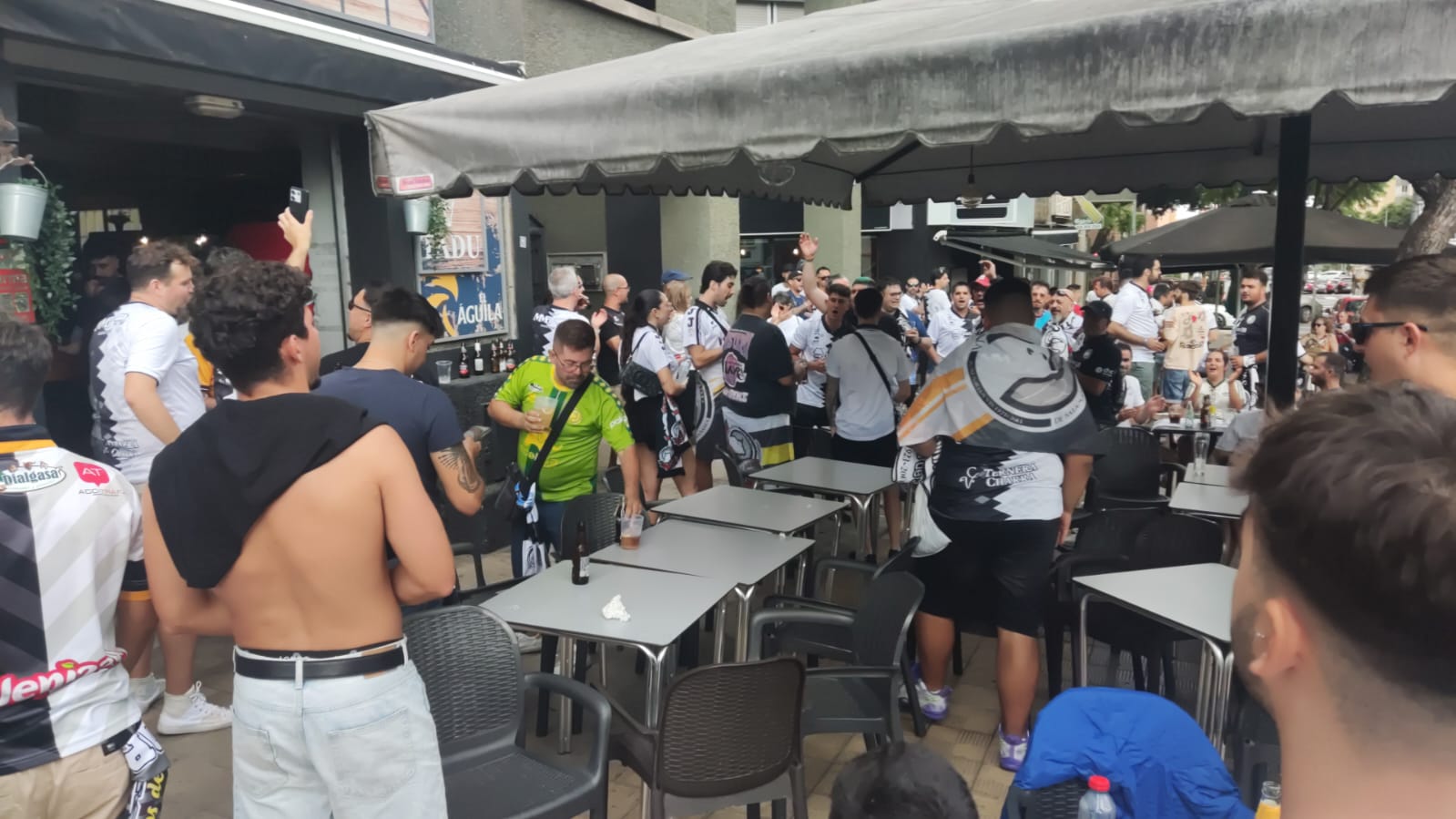 La afición de Unionistas tiñe Tenerife de blanco y negro