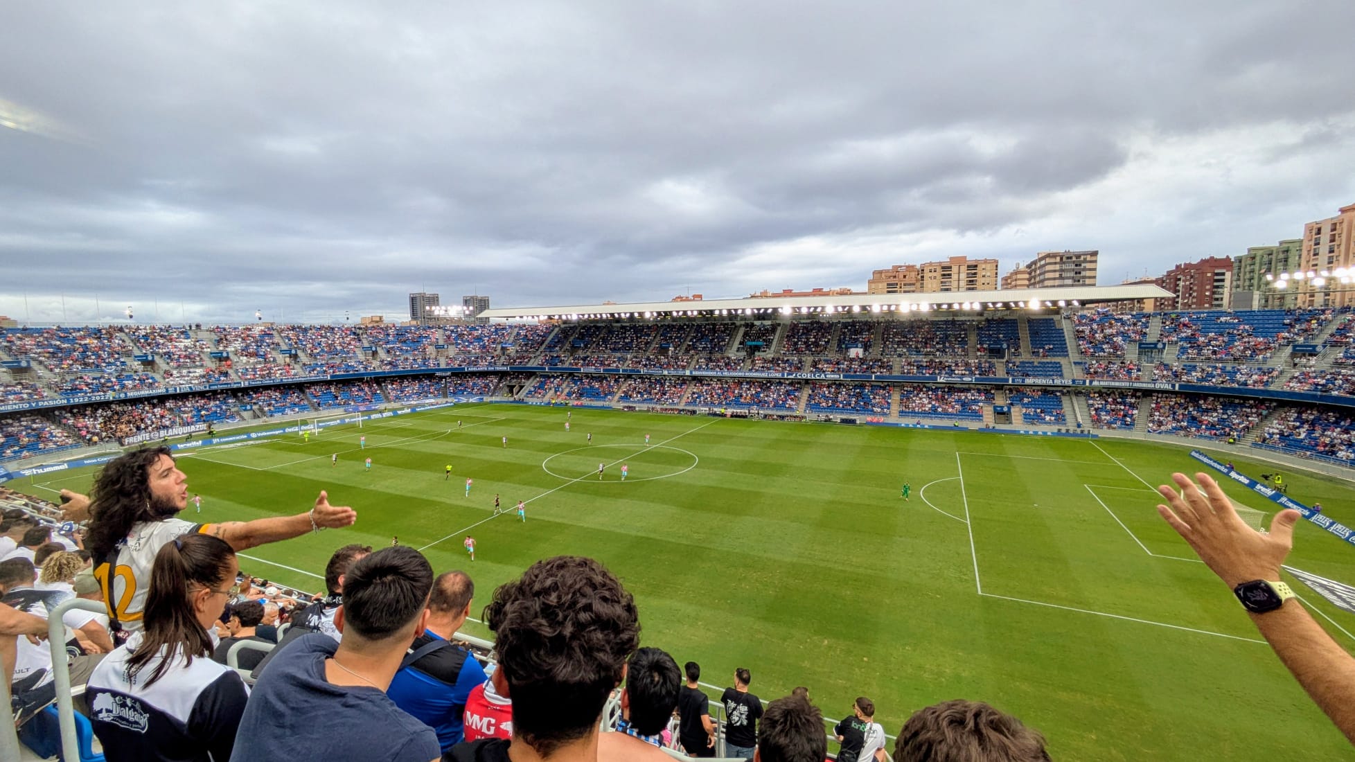La afición de Unionistas tiñe Tenerife de blanco y negro