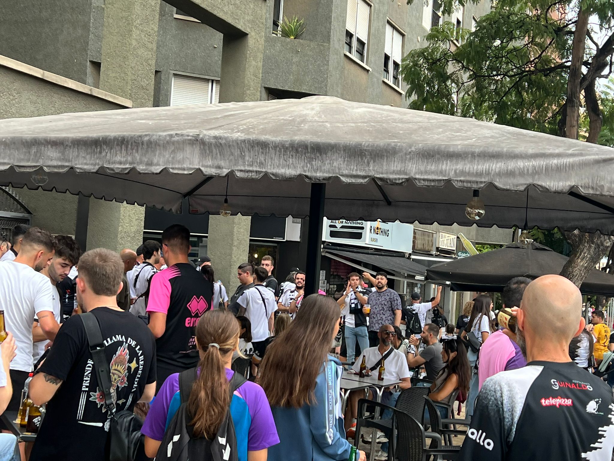 La afición de Unionistas tiñe Tenerife de blanco y negro