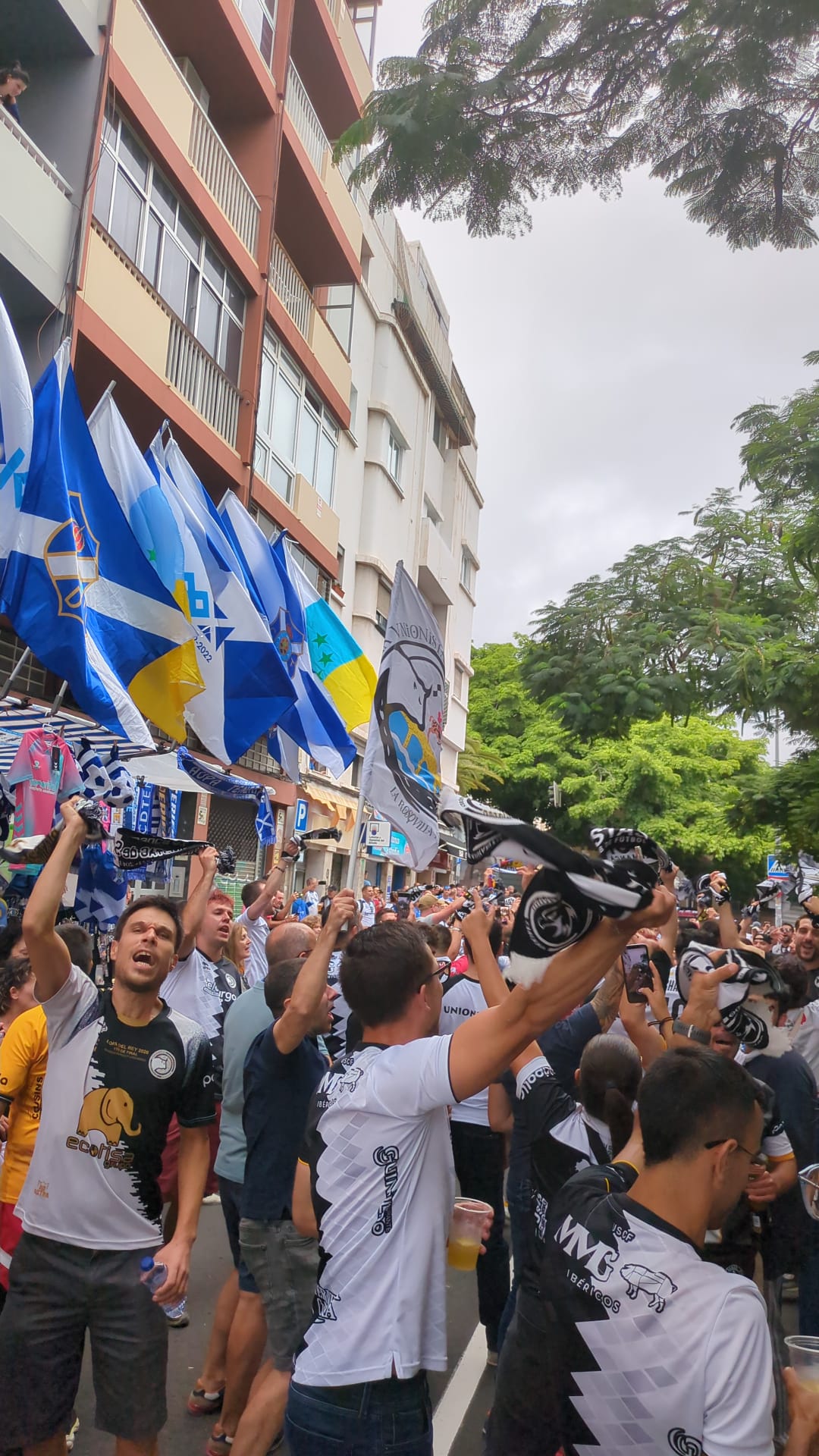 La afición de Unionistas tiñe Tenerife de blanco y negro